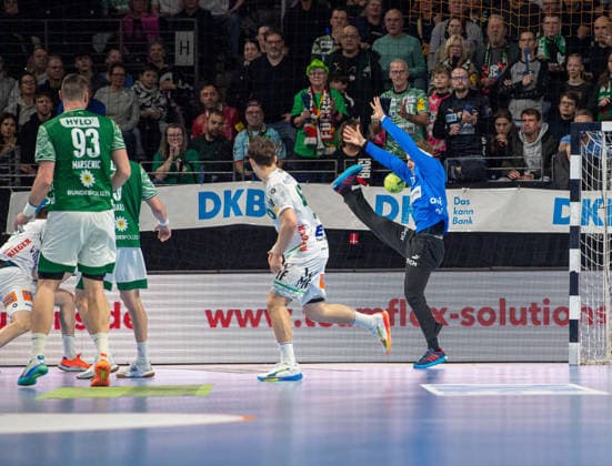 Handball, Men, Season 2025 2026, DAIKIN Handball Bundesliga 19 Matchday , Füchse Berlin FRISCH AUF Göppingen, Goalkeeper Lasse Ludwig Füchse Berlin saves a throw, 27 12 2025, Copyright: xSebastianxRäppold MatthiasxKochx