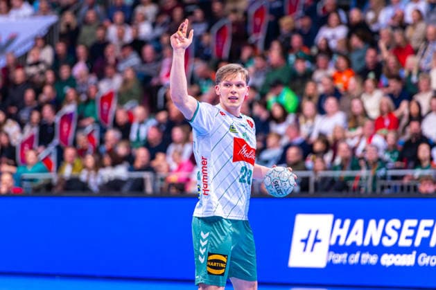Niclas Benedict Heitkamp GWD Minden, No. 23 v l , TSV Hannover Burgdorf green against GWD Minden white on matchday 19 of the 2025 2026 season in the DAIKIN Handball Bundesliga 27 12 2025, ZAG Arena Hannover, GER , Copyright: xJanxGuentherx xTSVxHannover-Burgdorfx