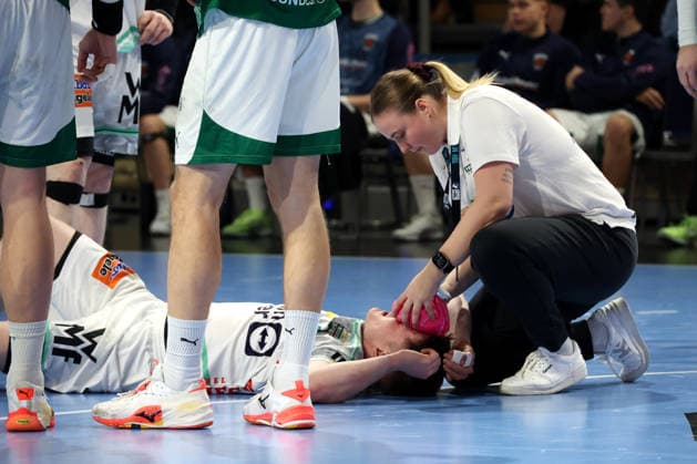 DEU, DHB, 1 HBL, Fuechse Berlin vs Frisch Auf Goeppingen, 27 12 2025, Max Schmeling Halle, Berlin, DEU, DHB, 1 HBL, Fuechse Berlin vs Frisch Auf Goeppingen, in the picture Oskar Neudeck Frisch Auf Goeppingen 2 , injured nordphotoxGmbHx xEngler nph00076