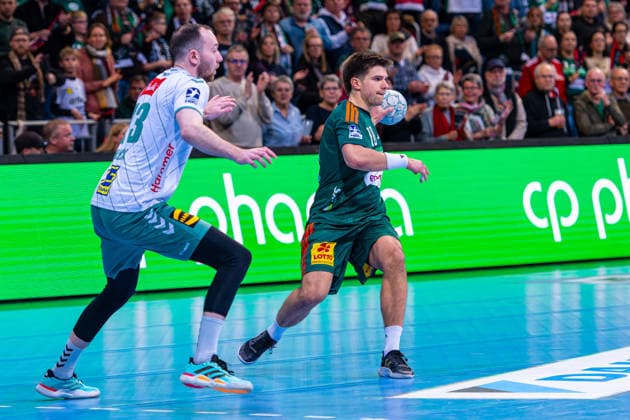 Renars Uscins TSV Hannover Burgdorf, No. 10 v l , TSV Hannover Burgdorf green against GWD Minden white on matchday 19 of the 2025 2026 season in the DAIKIN Handball Bundesliga 27 12 2025, ZAG Arena Hannover, GER , Copyright: xJanxGuentherx xTSVxHannover-Burgdorfx