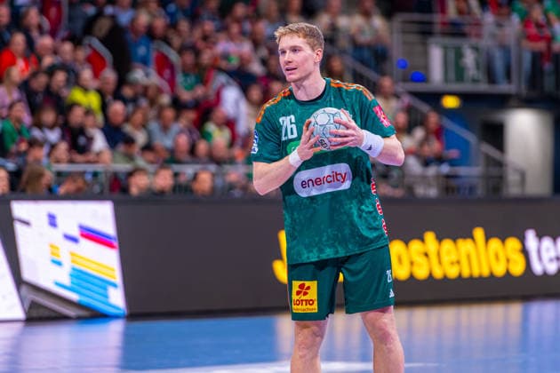 Jonathan Edvardsson TSV Hannover Burgdorf, No. 26 v l , TSV Hannover Burgdorf green against GWD Minden white on matchday 19 of the 2025 2026 season in the DAIKIN Handball Bundesliga 27 12 2025, ZAG Arena Hannover, GER , Copyright: xJanxGuentherx xTSVxHannover-Burgdorfx
