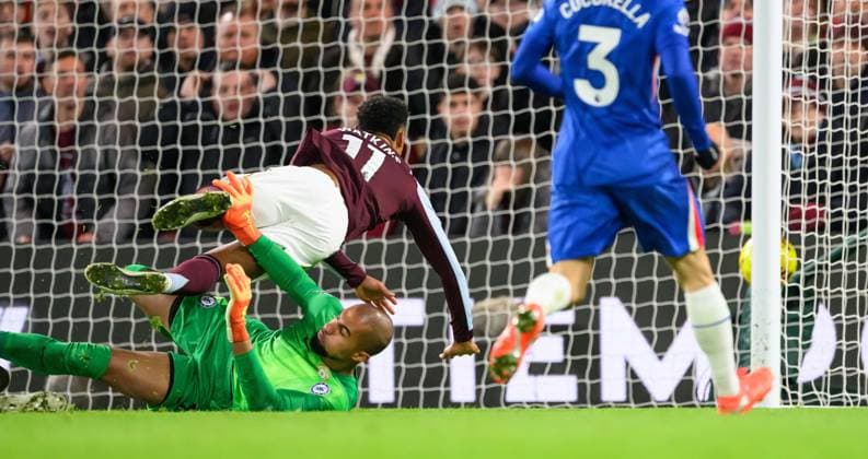 27 December 2025 - Chelsea v Aston Villa - Premier League - Stamford Bridge. Chelsea v Aston Villa - Premier League - Stamford Bridge. Ollie Watkins scores despite the attempted save from Robert Sanchez. Picture : Mark Pain LONDON England  Copyright: xMarkxPainx