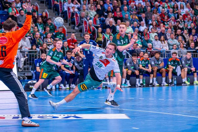 Tom Bergner GWD Minden, No. 28 v l , TSV Hannover Burgdorf green against GWD Minden white on matchday 19 of the 2025 2026 season in the DAIKIN Handball Bundesliga 27 12 2025, ZAG Arena Hannover, GER , Copyright: xJanxGuentherx xTSVxHannover-Burgdorfx