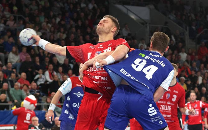 27 12 2025, Germany, Bietigheim, Handball 2 Bundesliga, SG BBM Bietigheim vs HBW Balingen Weilstetten, f l Fabian Wiederstein BBM , Georg Pöhle HBW