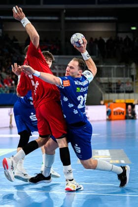 Bietigheim HBL 25 26 SG BBM Bietigheim HBW Balingen from left in a duel Nikola Vlahovic Bietigheim and Tobias Heinzelmann HBW Balingen Bietigheim Bissingen Egetrans Arena Baden Württemberg Germany