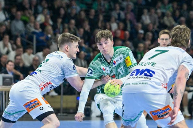 27 12 2025, xlakx, Handball Daikin HBL, Fuechse Berlin FRISCH AUF Göppingen v l Oskar Neudeck FRISCH AUF Goeppingen , Nils Lichtlein Fuechse Berlin , Victor Kloeve FRISCH AUF Goeppingen duel, fight, tackle Berlin Daniel Lakomski