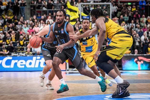 Keith Braxton Jr Science City Jena, 13 vs Keeshawn Kellman MHP RIESEN Ludwigsburg, 32 , behind Elijah Hughes MHP RIESEN Ludwigsburg, 07 GER, MHP Riesen Ludwigsburg Science City Jena, easycredit BBL, Basketball, Bundesliga, Matchday 12, Season 2025 2026, 27 12 2025 GER, MHP Riesen Ludwigsburg Science City Jena, easycredit BBL, Basketball, Bundesliga, Matchday 12, Season 2025 2026, 27 12 2025 Ludwigsburg Copyright: xSandyxDinkelackerx EP_SDR