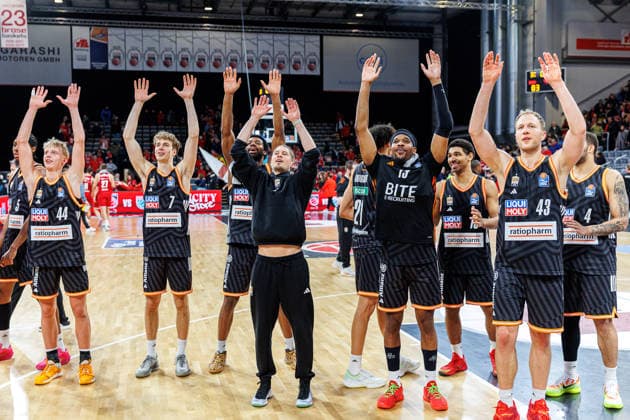 cheers, jubilation, positive emotions, positive emotion, end of game, team, squad, BMA365 Bamberg Baskets vs ratiopharm Ulm, Basketball, easyCredit BBL, Matchday 12, 27 12 2025 BMA365 Bamberg Baskets vs ratiopharm Ulm, Basketball, easyCredit BBL, Matchday 12, 27 12 2025 Bamberg Copyright: xEibner-Pressefoto G.xSantemizx EP_EER