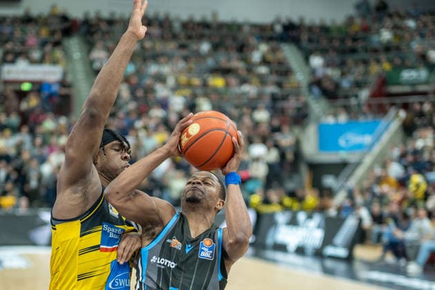 Keeshawn Kellman MHP RIESEN Ludwigsburg, 32 , Eric Washington Science City Jena, 33 , GER, MHP RIESEN Ludwigsburg vs Science City Jena, easycredit BBL, Basketball, Bundesliga, Matchday 12, Season 2025 2026, 27 12 2025, GER, MHP RIESEN Ludwigsburg vs Science City Jena, easycredit BBL, Basketball, Bundesliga, Matchday 12, Season 2025 2026, 27 12 2025 Ludwigsburg Copyright: xEibner-Pressefoto SaschaxWaltherx EP_EER