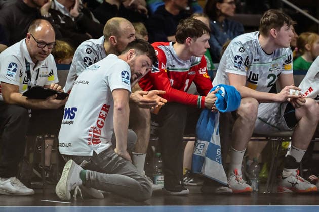 27 12 2025, xlakx, Handball Daikin HBL, Fuechse Berlin FRISCH AUF Göppingen v l Ben Matschke FRISCH AUF Goeppingen coach disappointed, looks disappointed, disappointed Berlin Daniel Lakomski