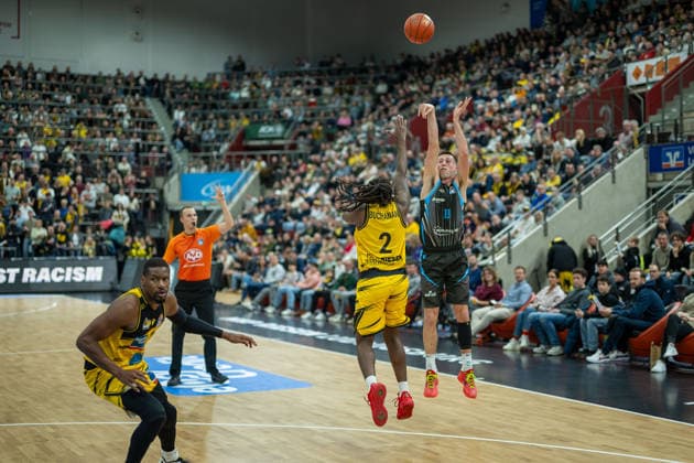 Traveon Buchanan MHP RIESEN Ludwigsburg, 02 , Joe Wieskamp Science City Jena, 10 , GER, MHP RIESEN Ludwigsburg vs Science City Jena, easycredit BBL, Basketball, Bundesliga, Matchday 12, Season 2025 2026, 27 12 2025, GER, MHP RIESEN Ludwigsburg vs Science City Jena, easycredit BBL, Basketball, Bundesliga, Matchday 12, Season 2025 2026, 27 12 2025 Ludwigsburg Copyright: xEibner-Pressefoto SaschaxWaltherx EP_EER