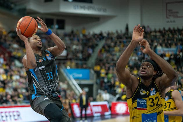 Eric Washington Science City Jena, 33 , Keeshawn Kellman MHP RIESEN Ludwigsburg, 32 , GER, MHP RIESEN Ludwigsburg vs Science City Jena, easycredit BBL, Basketball, Bundesliga, Matchday 12, Season 2025 2026, 27 12 2025, GER, MHP RIESEN Ludwigsburg vs Science City Jena, easycredit BBL, Basketball, Bundesliga, Matchday 12, Season 2025 2026, 27 12 2025 Ludwigsburg Copyright: xEibner-Pressefoto SaschaxWaltherx EP_EER