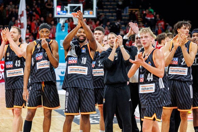 Team, squad, cheers, jubilation, positive emotions, positive emotion, end of game, BMA365 Bamberg Baskets vs ratiopharm Ulm, Basketball, easyCredit BBL, Matchday 12, 27 12 2025 BMA365 Bamberg Baskets vs ratiopharm Ulm, Basketball, easyCredit BBL, Matchday 12, 27 12 2025 Bamberg Copyright: xEibner-Pressefoto G.xSantemizx EP_EER