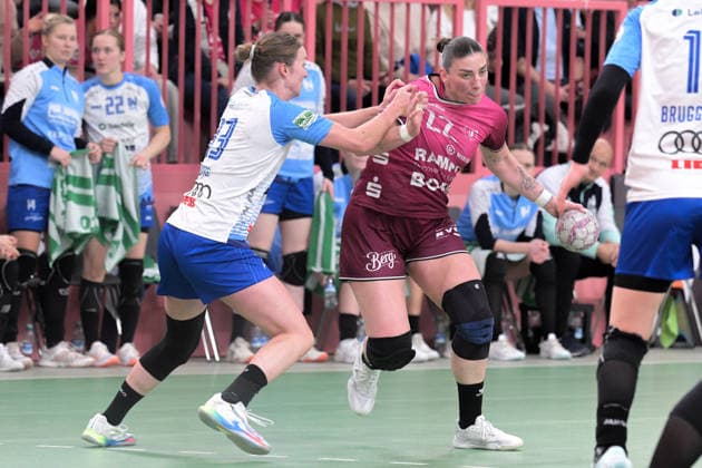 Gabriela Clausson Bitolo TusSies Metzingen, 22 vs Alicia Stoffel Sport Union Neckarsulm, 13 TusSies Metzingen vs Sport Union Neckarsulm, handball, Alsco HBF, 9 league matchday, 2025 2026 season, 27 12 2025 TusSies Metzingen vs Sport Union Neckarsulm, handball, Alsco HBF, 9 league matchday, 2025 2026 season, 27 12 2025 Tuebingen Copyright: xEibner-Pressefoto TobiasxBaurx EP_TBR