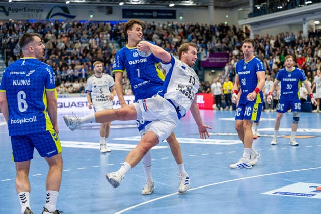 Daikin Handball Bundesliga, VfL Gummersbach Handball Sport Verein Hamburg, 27 12 2025 Miloö Vujovi VfL Gummersbach, 6 , Julian Köster VfL Gummersbach, 7 , Niclas Weller, HSV Hamburg 13 , ät pán Zeman VfL Gummersbach, 66 , Tom Kiesler VfL Gummersbach, 30 , Daikin Handball Bundesliga, VfL Gummersbach Handball Sport Verein Hamburg, 27 12 2025 Copyright: xBEAUTIFULxSPORTS Erlhofx