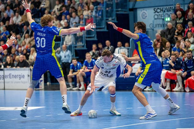 Daikin Handball Bundesliga, VfL Gummersbach Handball Sport Verein Hamburg, 27 12 2025 Tom Kiesler VfL Gummersbach, 30 , Moritz Sauter, HSV Hamburg 33 , Julian Köster VfL Gummersbach, 7 , Daikin Handball Bundesliga, VfL Gummersbach Handball Sport Verein Hamburg, 27 12 2025 Copyright: xBEAUTIFULxSPORTS Erlhofx