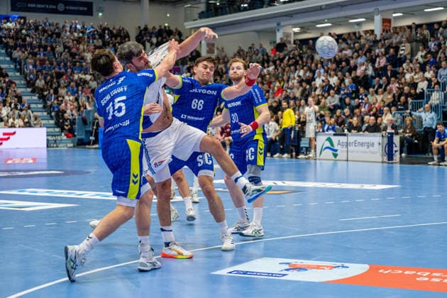 Daikin Handball Bundesliga, VfL Gummersbach Handball Sport Verein Hamburg, 27 12 2025 Miro Schluroff VfL Gummersbach, 15 , Jacob Lassen, HSV Hamburg 9 , ät pán Zeman VfL Gummersbach, 66 , Tom Kiesler VfL Gummersbach, 30 , Daikin Handball Bundesliga, VfL Gummersbach Handball Sport Verein Hamburg, 27 12 2025 Copyright: xBEAUTIFULxSPORTS Erlhofx