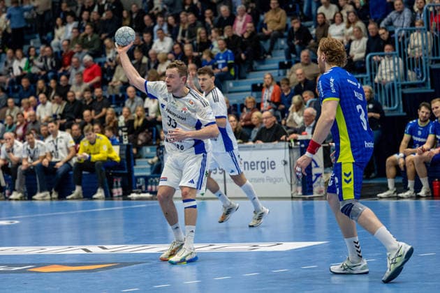 Daikin Handball Bundesliga, VfL Gummersbach Handball Sport Verein Hamburg, 27 12 2025 Moritz Sauter, HSV Hamburg 33 , Tom Kiesler VfL Gummersbach, 30 , Daikin Handball Bundesliga, VfL Gummersbach Handball Sport Verein Hamburg, 27 12 2025 Copyright: xBEAUTIFULxSPORTS Erlhofx