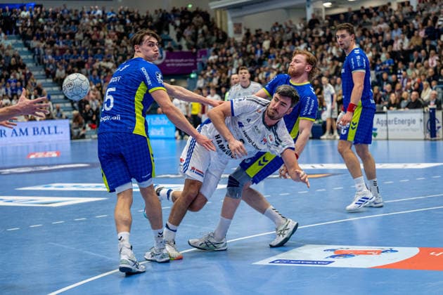 Daikin Handball Bundesliga, VfL Gummersbach Handball Sport Verein Hamburg, 27 12 2025 Miro Schluroff VfL Gummersbach, 15 , Jacob Lassen, HSV Hamburg 9 , Tom Kiesler VfL Gummersbach, 30 , ät pán Zeman VfL Gummersbach, 66 , Daikin Handball Bundesliga, VfL Gummersbach Handball Sport Verein Hamburg, 27 12 2025 Copyright: xBEAUTIFULxSPORTS Erlhofx