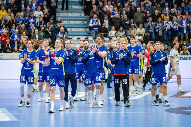 Daikin Handball Bundesliga, VfL Gummersbach Handball Sport Verein Hamburg, 27 12 2025 VfL Gummersbach celebrates the victory over Handball Sport Verein Hamburg Mathis Häseler VfL Gummersbach, 11 , Kristjan Horžen VfL Gummersbach, 27 , Ellidi Vidarsson VfL Gummersbach, 4 , Lukas Blohme VfL Gummersbach, 8 , Teitur Einarsson VfL Gummersbach, 14 , ät pán Zeman VfL Gummersbach, 66 , Bertram Obling VfL Gummersbach, 16 , Kay Smits VfL Gummersbach, 31 , Daikin Handball Bundesliga, VfL Gummersbach Handball Sport Verein Hamburg, 27 12 2025 Copyright: xBEAUTIFULxSPORTS Erlhofx