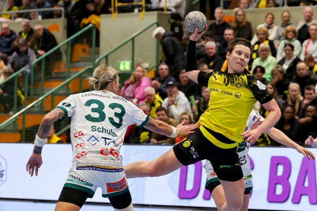 Luisa Schulze FRISCH AUF Goeppingen and Alina Grijseels Borussia Dortmund battle for the ball, Alsco Handball Bundesliga Frauen, Borussia Dortmund vs FRISCH AUF Goeppingen, Sporthalle Wellinghofen, December 27, 2025 in Dortmund, Germany Photo by Marco Steinbrenner DeFodi Images Luisa Schulze FRISCH AUF Goeppingen and Alina Grijseels Borussia Dortmund battle for the ball, Alsco Handball Bundesliga Women, Borussia Dortmund vs FRISCH AUF Goeppingen, Sporthalle Wellinghofen, December 27, 2025 in Dortmund, Germany Photo by Marco Steinbrenner DeFodi Images DFB DFL REGULATIONS PROHIBIT ANY USE OF PHOTOGRAPHS AS IMAGE SEQUENCES AND OR QUASI VIDEO