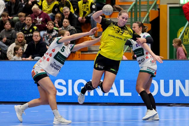 Ann Kynast FRISCH AUF Goeppingen and Ann Kynast FRISCH AUF Goeppingen battle for the ball, Alsco Handball Bundesliga Frauen, Borussia Dortmund vs FRISCH AUF Goeppingen, Sporthalle Wellinghofen, December 27, 2025 in Dortmund, Germany Photo by Marco Steinbrenner DeFodi Images Ann Kynast FRISCH AUF Goeppingen and Ann Kynast FRISCH AUF Goeppingen battle for the ball, Alsco Handball Bundesliga Women, Borussia Dortmund vs FRISCH AUF Goeppingen, Sporthalle Wellinghofen, December 27, 2025 in Dortmund, Germany Photo by Marco Steinbrenner DeFodi Images DFB DFL REGULATIONS PROHIBIT ANY USE OF PHOTOGRAPHS AS IMAGE SEQUENCES AND OR QUASI VIDEO