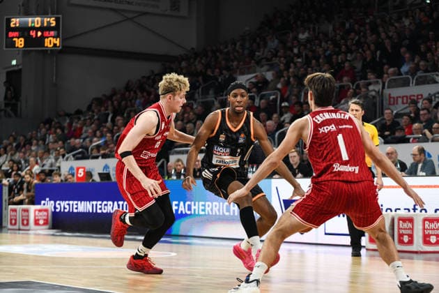Brose Arena, Bamberg Baskets vs. Ratiopharm Ulm Germany ,Bamberg, Brose Arena - 27 Dec 2025 - Basketball Bundesliga - Bamberg Baskets vs. Ratiopharm Ulm Image: (fLTR) Nico Hörllerl (Bamberg Baskets), Mohamed Diakite (Ratiopharm Ulm) Bamberg Brose Arena Bayern Germany Copyright: xPresseFotoxEvans xRyanxEvansx