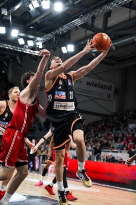 Brose Arena, Bamberg Baskets vs. Ratiopharm Ulm Germany ,Bamberg, Brose Arena - 27 Dec 2025 - Basketball Bundesliga - Bamberg Baskets vs. Ratiopharm Ulm Image: (fLTR) Finn Döntgens (Bamberg Baskets), Diego Garavaglia (Ratiopharm Ulm) Bamberg Brose Arena Bayern Germany Copyright: xPresseFotoxEvans xRyanxEvansx