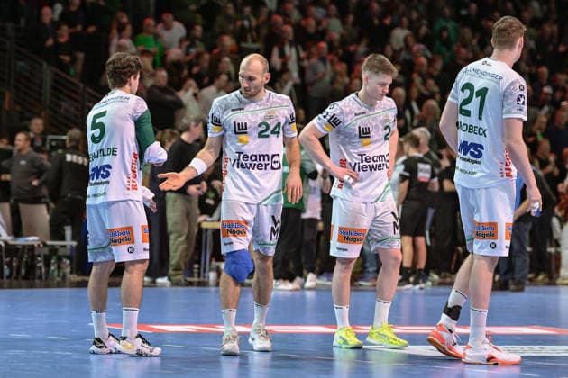 27 12 2025, xlakx, Handball Daikin HBL, Fuechse Berlin FRISCH AUF Goeppingen v l Rutger ten Velde FRISCH AUF Goeppingen , Marcel Schiller FRISCH AUF Goeppingen , Oskar Neudeck FRISCH AUF Goeppingen , Sascha Brodbeck FRISCH AUF Goeppingen enttaeuscht, schaut enttaeuscht, niedergeschlagen, disappointed Berlin Daniel Lakomski