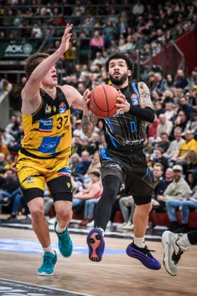 Tavian Dunn Martin Science City Jena, 00 vs Julis Baumer MHP RIESEN Ludwigsburg, 37 GER, MHP Riesen Ludwigsburg Science City Jena, easycredit BBL, Basketball, Bundesliga, Matchday 12, Season 2025 2026, 27 12 2025 GER, MHP Riesen Ludwigsburg Science City Jena, easycredit BBL, Basketball, Bundesliga, Matchday 12, Season 2025 2026, 27 12 2025 Ludwigsburg Copyright: xSandyxDinkelackerx EP_SDR