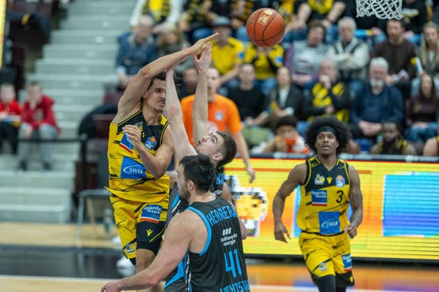 Lenny Anigbata MHP RIESEN Ludwigsburg, 12 , Alex Herrera Science City Jena, 41 , Stefan Smith MHP RIESEN Ludwigsburg, 03 , GER, MHP RIESEN Ludwigsburg vs Science City Jena, easycredit BBL, Basketball, Bundesliga, Matchday 12, Season 2025 2026, 27 12 2025, GER, MHP RIESEN Ludwigsburg vs Science City Jena, easycredit BBL, Basketball, Bundesliga, Matchday 12, Season 2025 2026, 27 12 2025 Ludwigsburg Copyright: xEibner-Pressefoto SaschaxWaltherx EP_EER