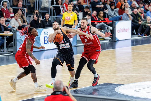 Cobe Williams BMA365 Bamberg Baskets, 24 , Christopher Ledlum ratiopharm Ulm, 04 , Daniel Keppeler BMA365 Bamberg Baskets, 31 , BMA365 Bamberg Baskets vs ratiopharm Ulm, Basketball, easyCredit BBL, Matchday 12, 27 12 2025 BMA365 Bamberg Baskets vs ratiopharm Ulm, Basketball, easyCredit BBL, Matchday 12, 27 12 2025 Bamberg Copyright: xEibner-Pressefoto G.xSantemizx EP_EER