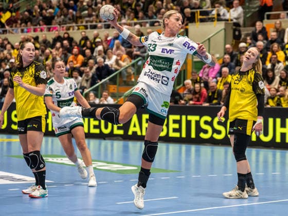 Luisa Schulze Frisch Auf Frauen, 33 comes free to throw, Borussia Dortmund vs Frisch Auf Goeppingen, Handball, 1 Bundesliga, Season 2025 2026, 27 12 2025 Borussia Dortmund vs Frisch Auf Goeppingen, Handball, 1 Bundesliga, Season 2025 2026, 27 12 2025 Dortmund Copyright: xMichaelxSchmidt Eibner-Pressefotx EP_MST