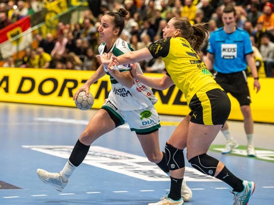 Stephanie Elies Frisch Auf Women, 63 in duel with Guro Nestaker Borussia Dortmund, 33 , Borussia Dortmund vs Frisch Auf Goeppingen, Handball, 1 Bundesliga, Season 2025 2026, 27 12 2025 Borussia Dortmund vs Frisch Auf Goeppingen, Handball, 1 Bundesliga, Season 2025 2026, 27 12 2025 Dortmund Copyright: xMichaelxSchmidt Eibner-Pressefotx EP_MST