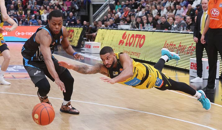 Ludwigsburg , easyCredit Basketball Bundesliga MHP Riesen Ludwigsburg vs Science City Jena , from left Eric Washington Jena Darnell Edge Riesen