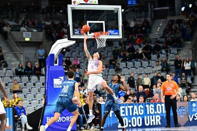 Playing action with Samuell Williamson 10 MLP Academics Heidelberg , 0 Telekom Baskets Bonn and Jorge Mejias Sanchez 10 Telekom Baskets Bonn Playing action with Samuell Williamson 10 MLP Academics Heidelberg at the basket Copyright: xMichaelxGelhardtx