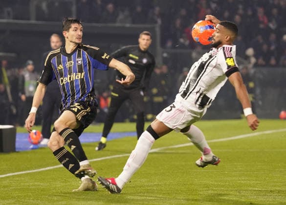 Juventus™ Bremer fight for the ball with Pisa™s Stefano Moreo during the Serie A soccer match between Pisa and Juventus at the ACetilar Arena stadium Romeo Anconetani in Pisa, center of Italy - Saturday , December 27, 2025. - Soccer  Copyright: xMarcoxBucco LaxPressex