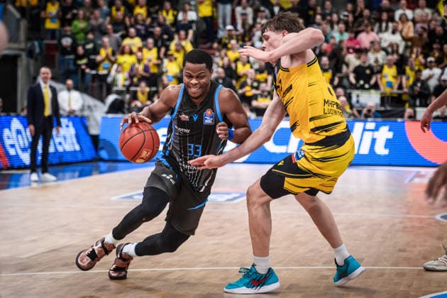 Eric Washington Science City Jena, 33 vs Julis Baumer MHP RIESEN Ludwigsburg, 37 GER, MHP Riesen Ludwigsburg Science City Jena, easycredit BBL, Basketball, Bundesliga, Matchday 12, Season 2025 2026, 27 12 2025 GER, MHP Riesen Ludwigsburg Science City Jena, easycredit BBL, Basketball, Bundesliga, Matchday 12, Season 2025 2026, 27 12 2025 Ludwigsburg Copyright: xSandyxDinkelackerx EP_SDR