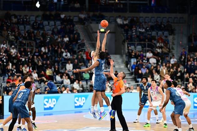 Game action with Marcus Weathers 00 MLP Academics Heidelberg and Patrick Heckmann 33 Telekom Baskets Bonn Game action with Marcus Weathers 00 MLP Academics Heidelberg and Patrick Heckmann 33 Telekom Baskets Bonn Copyright: xMichaelxGelhardtx