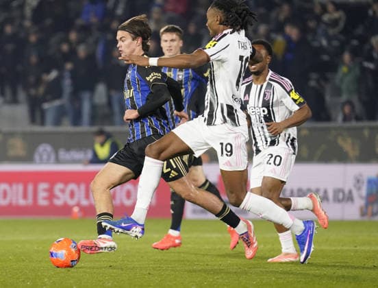Juventus™ Khephrem Thuram fight for the ball with Pisa™s Isak Vural during the Serie A soccer match between Pisa and Juventus at the ACetilar Arena stadium Romeo Anconetani in Pisa, center of Italy - Saturday , December 27, 2025. - Soccer  Copyright: xMarcoxBucco LaxPressex