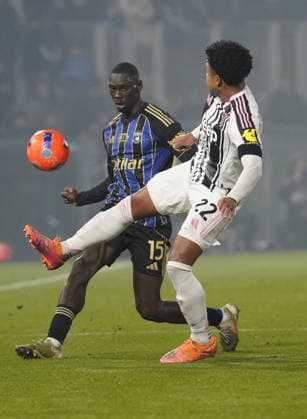 Juventus™ Weston Mckennie fight for the ball with Pisa™s Idrissa Toure during the Serie A soccer match between Pisa and Juventus at the ACetilar Arena stadium Romeo Anconetani in Pisa, center of Italy - Saturday , December 27, 2025. - Soccer  Copyright: xMarcoxBucco LaxPressex