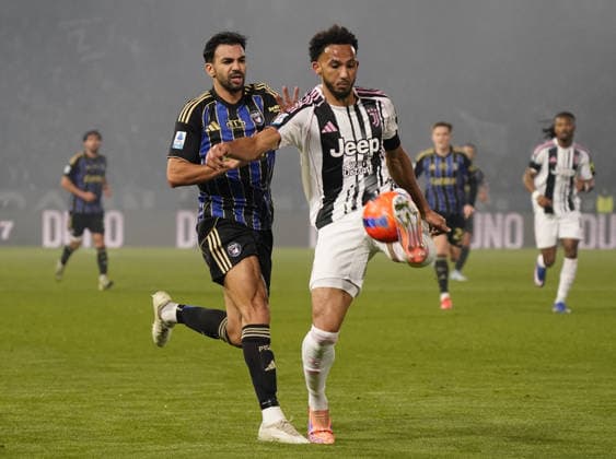 Juventus™ Lloyd Kelly fight for the ball with Pisa™s Mehdi Leris during the Serie A soccer match between Pisa and Juventus at the ACetilar Arena stadium Romeo Anconetani in Pisa, center of Italy - Saturday , December 27, 2025. - Soccer  Copyright: xMarcoxBucco LaxPressex