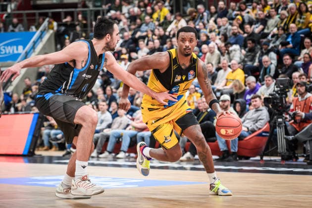 Elijah Hughes MHP RIESEN Ludwigsburg, 07 vs Alex Herrera Science City Jena, 41 GER, MHP Riesen Ludwigsburg Science City Jena, easycredit BBL, Basketball, Bundesliga, Matchday 12, Season 2025 2026, 27 12 2025 GER, MHP Riesen Ludwigsburg Science City Jena, easycredit BBL, Basketball, Bundesliga, Matchday 12, Season 2025 2026, 27 12 2025 Ludwigsburg Copyright: xSandyxDinkelackerx EP_SDR