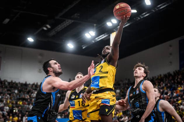 Tray Buchanan MHP RIESEN Ludwigsburg, 02 vs Alex Herrera Science City Jena, 41 , left and Kristofer Krause Science City Jena, 36 , right GER, MHP Riesen Ludwigsburg Science City Jena, easycredit BBL, Basketball, Bundesliga, Matchday 12, Season 2025 2026, 27 12 2025 GER, MHP Riesen Ludwigsburg Science City Jena, easycredit BBL, Basketball, Bundesliga, Matchday 12, Season 2025 2026, 27 12 2025 Ludwigsburg Copyright: xSandyxDinkelackerx EP_SDR