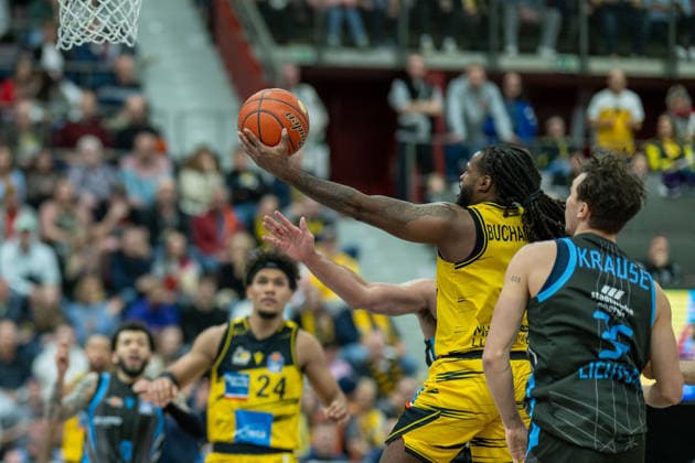Brandon Tischler MHP RIESEN Ludwigsburg, 24 , Traveon Buchanan MHP RIESEN Ludwigsburg, 02 , Kristofer Krause Science City Jena, 36 , GER, MHP RIESEN Ludwigsburg vs Science City Jena, easycredit BBL, Basketball, Bundesliga, Matchday 12, Season 2025 2026, 27 12 2025, GER, MHP RIESEN Ludwigsburg vs Science City Jena, easycredit BBL, Basketball, Bundesliga, Matchday 12, Season 2025 2026, 27 12 2025 Ludwigsburg Copyright: xEibner-Pressefoto SaschaxWaltherx EP_EER