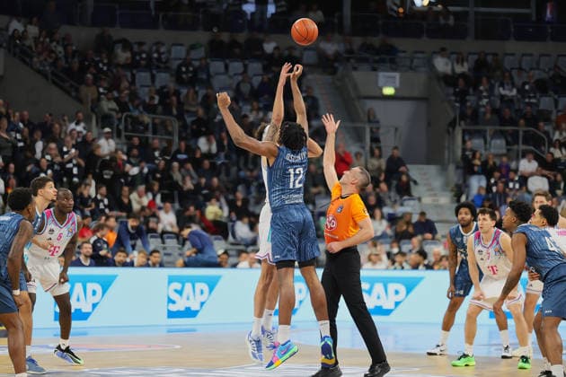 Start of game Osun Osunniyi MLP Academics Heidelberg, 12 gets the ball GER, MLP Academics Heidelberg vs Telekom Baskets Bonn, Basketball, easycredit Basketball Bundesliga, 12 Matchday, Season, 2025 2026, 27 12 2025 GER, MLP Academics Heidelberg vs Telekom Baskets Bonn, Basketball, easycredit Basketball Bundesliga, 12 Matchday, Season, 2025 2026, 27 12 2025 Mannheim Copyright: xEibner-Pressefoto JoergxHirschx EP_JHH