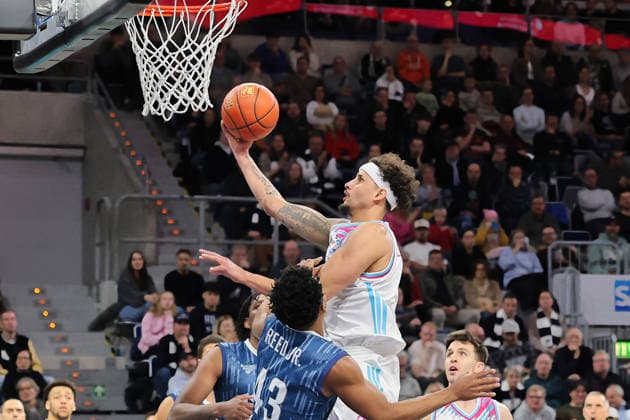 Kessels Michael Telekom Baskets Bonn, 6 makes the basket against Eric Reed Jr MLP Academics Heidelberg, 43 GER, MLP Academics Heidelberg vs Telekom Baskets Bonn, Basketball, easycredit Basketball Bundesliga, Matchday 12, Season, 2025 2026, 27 12 2025 GER, MLP Academics Heidelberg vs Telekom Baskets Bonn, Basketball, easycredit Basketball Bundesliga, Matchday 12, Season, 2025 2026, 27 12 2025 Mannheim Copyright: xEibner-Pressefoto JoergxHirschx EP_JHH