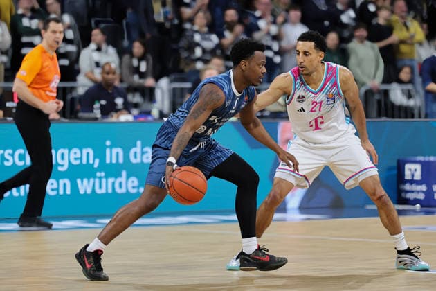 from left in duel, DJ Horne MLP Academics Heidelberg, 0 , Joel Aminu Telekom Baskets Bonn, 21 GER, MLP Academics Heidelberg vs Telekom Baskets Bonn, Basketball, easycredit Basketball Bundesliga, Matchday 12, Season, 2025 2026, 27 12 2025 GER, MLP Academics Heidelberg vs Telekom Baskets Bonn, Basketball, easycredit Basketball Bundesliga, Matchday 12, Season, 2025 2026, 27 12 2025 Mannheim Copyright: xEibner-Pressefoto JoergxHirschx EP_JHH