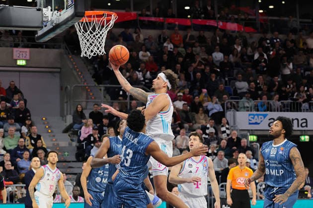 Kessels Michael Telekom Baskets Bonn, 6 makes the basket against Eric Reed Jr MLP Academics Heidelberg, 43 GER, MLP Academics Heidelberg vs Telekom Baskets Bonn, Basketball, easycredit Basketball Bundesliga, Matchday 12, Season, 2025 2026, 27 12 2025 GER, MLP Academics Heidelberg vs Telekom Baskets Bonn, Basketball, easycredit Basketball Bundesliga, Matchday 12, Season, 2025 2026, 27 12 2025 Mannheim Copyright: xEibner-Pressefoto JoergxHirschx EP_JHH