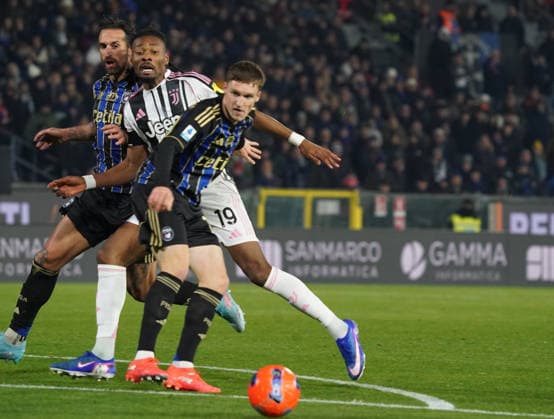 Pisa s Juan Quadrado Makes an attempt to score....During the Serie A soccer match between Pisa and Juventus at the Cetilar Arena Romeo Anconetani Stadium in Pisa; Center West Italy; saturday Dicember 27; 2025 ; Soccer  Copyright: x AlessandroxLaxRoccax